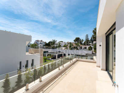 Villa Martina - Modern 5 bed villa med solarium Estepona