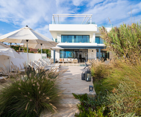 Villa Costabella - Frontlilne Beach Modern Villa in Costabella