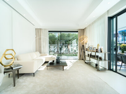 Modern villas located in Rio Verde, Golden Mile, just 100 m from the beach!