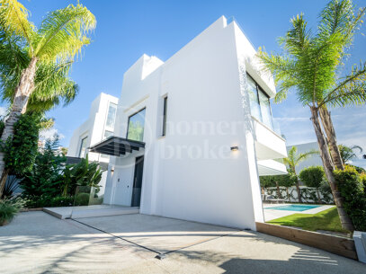 Modern villas located in Rio Verde, Golden Mile, just 100 m from the beach!