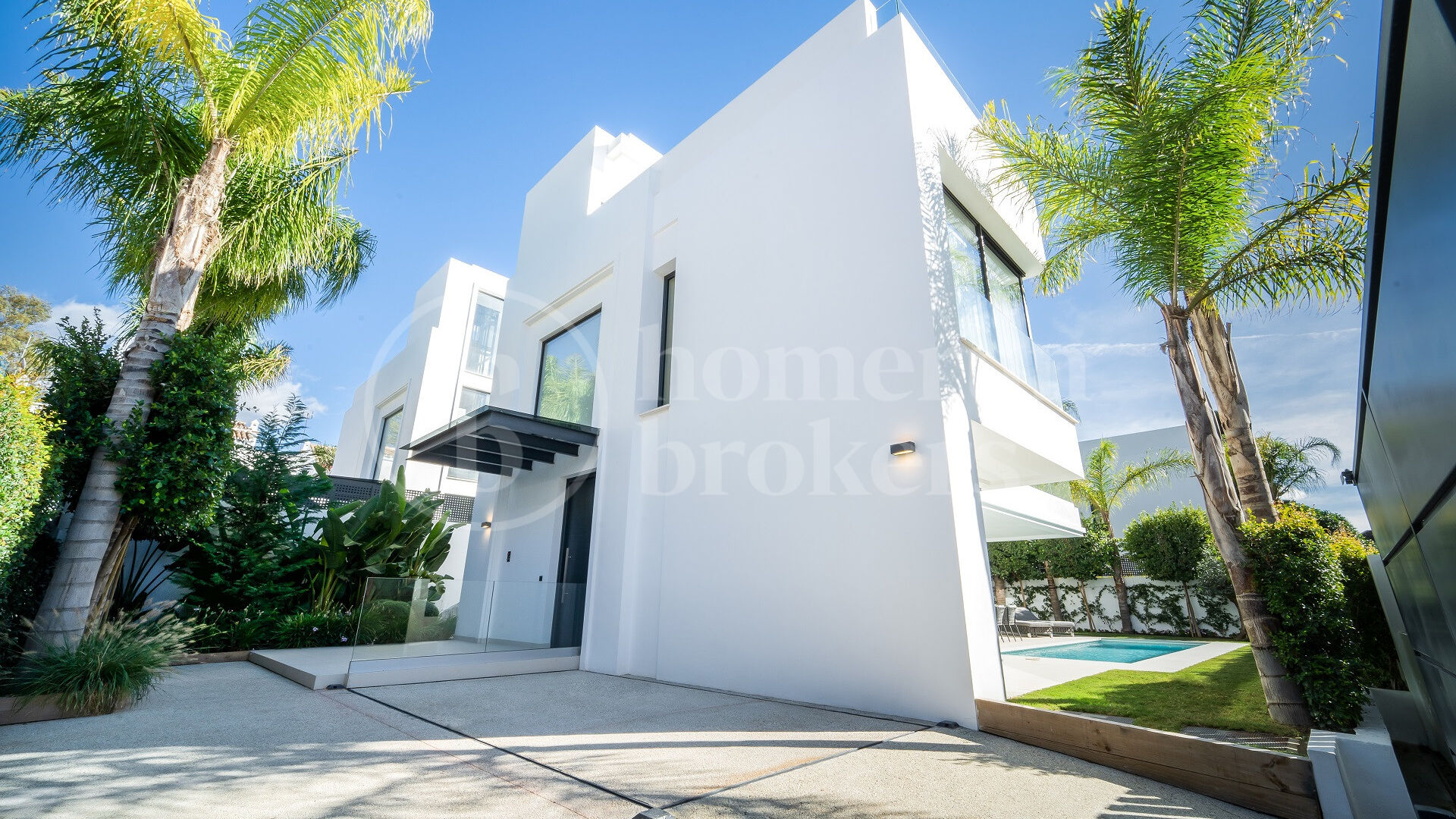 Moderna villor ligger i Rio Verde, Golden Mile, bara 100 meter från stranden!
