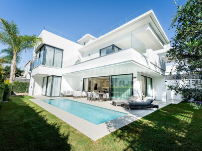 Modern villas located in Rio Verde, Golden Mile, just 100 m from the beach!