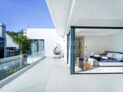 Modern villas located in Rio Verde, Golden Mile, just 100 m from the beach!