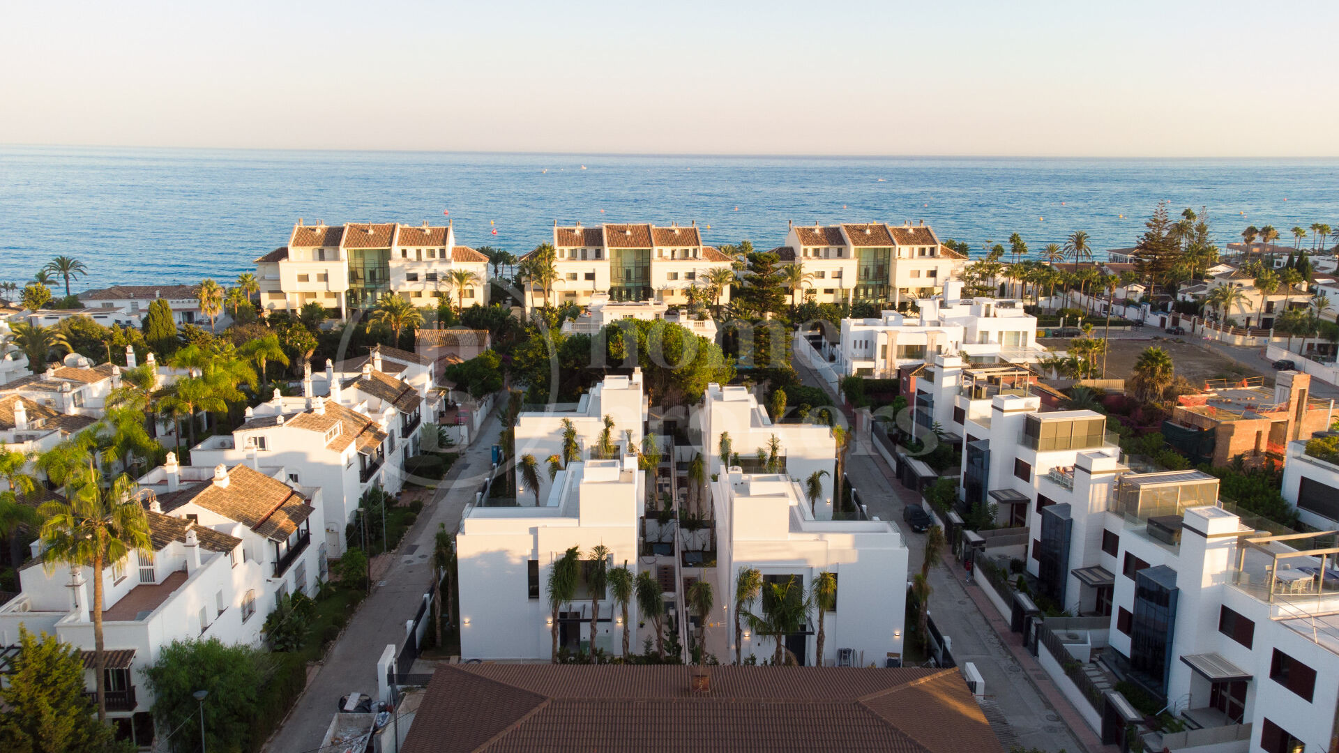 Moderna villor ligger i Rio Verde, Golden Mile, bara 100 meter från stranden!