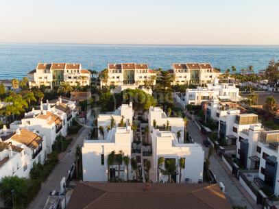 Modern villas located in Rio Verde, Golden Mile, just 100 m from the beach!