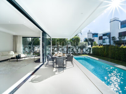 Modern villas located in Rio Verde, Golden Mile, just 100 m from the beach!