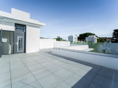 Modern villas located in Rio Verde, Golden Mile, just 100 m from the beach!
