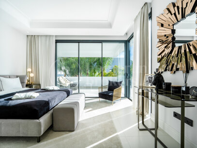 Modern villas located in Rio Verde, Golden Mile, just 100 m from the beach!