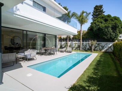 Modern villas located in Rio Verde, Golden Mile, just 100 m from the beach!