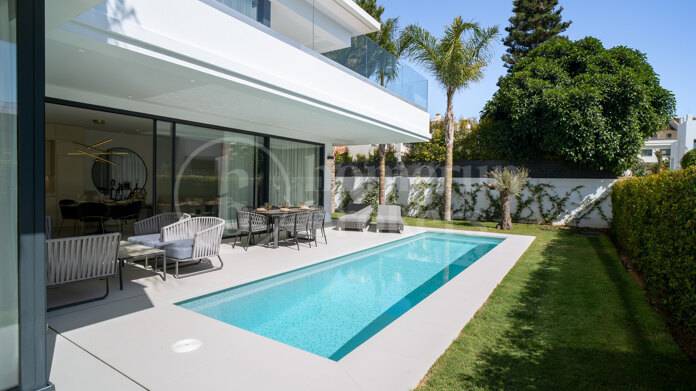 Modern villas located in Rio Verde, Golden Mile, just 100 m from the beach!