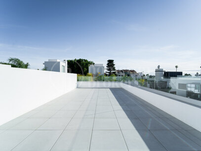 Modern villas located in Rio Verde, Golden Mile, just 100 m from the beach!