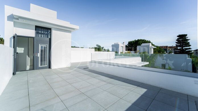 Modern villas located in Rio Verde, Golden Mile, just 100 m from the beach!