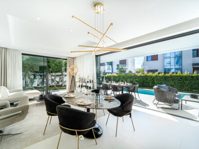 Modern villas located in Rio Verde, Golden Mile, just 100 m from the beach!