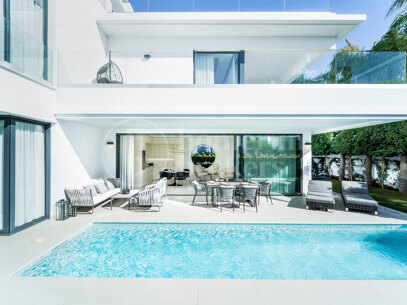 Modern villas located in Rio Verde, Golden Mile, just 100 m from the beach!