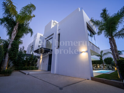 Modern villas located in Rio Verde, Golden Mile, just 100 m from the beach!