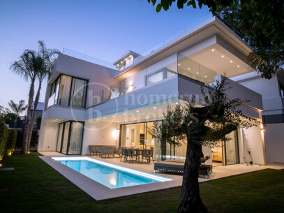 Modern villas located in Rio Verde, Golden Mile, just 100 m from the beach!