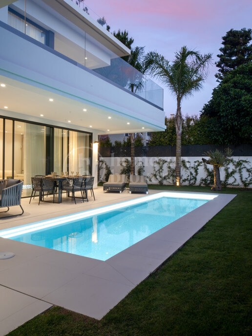 Modern villas located in Rio Verde, Golden Mile, just 100 m from the beach!
