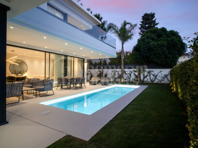 Modern villas located in Rio Verde, Golden Mile, just 100 m from the beach!