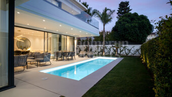 Modern villas located in Rio Verde, Golden Mile, just 100 m from the beach!