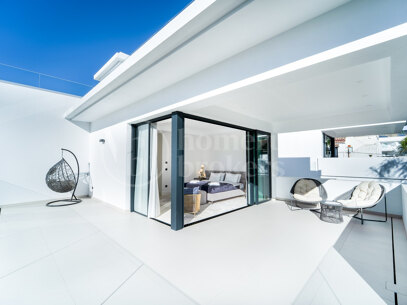 Modern villas located in Rio Verde, Golden Mile, just 100 m from the beach!