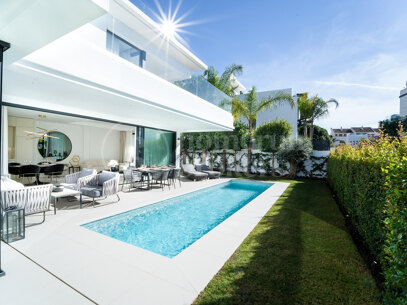 Modern villas located in Rio Verde, Golden Mile, just 100 m from the beach!