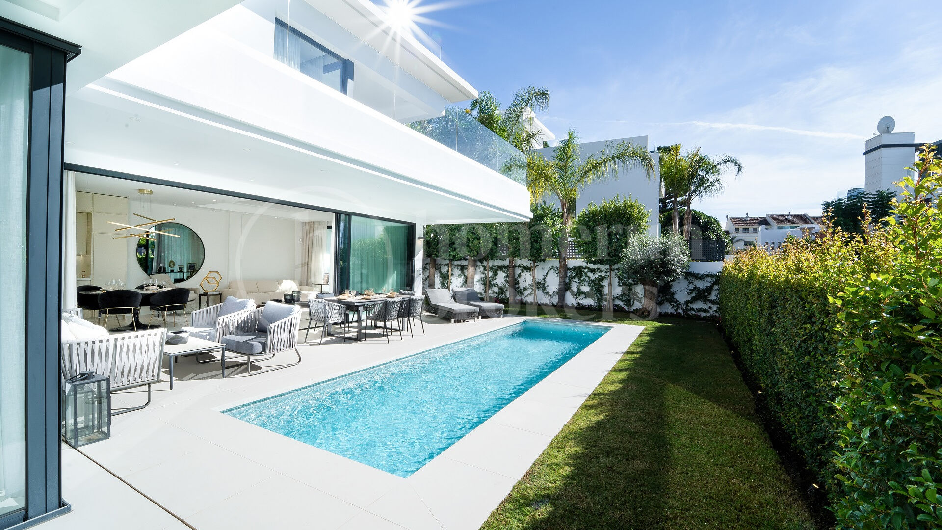 Moderna villor ligger i Rio Verde, Golden Mile, bara 100 meter från stranden!
