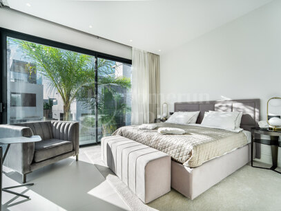 Modern villas located in Rio Verde, Golden Mile, just 100 m from the beach!