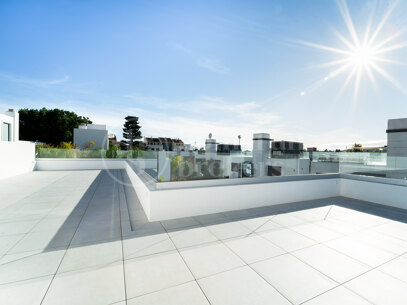 Modern villas located in Rio Verde, Golden Mile, just 100 m from the beach!