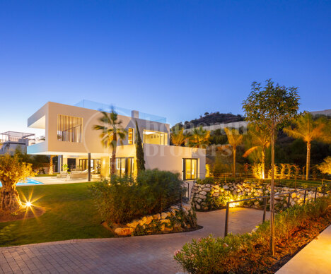 Villa Los Olivos 18 - Modern Masterpiece in Nueva Andalucia