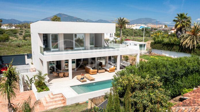 Villa Lipto - Modern Villa Walking distance to San Pedro Beach