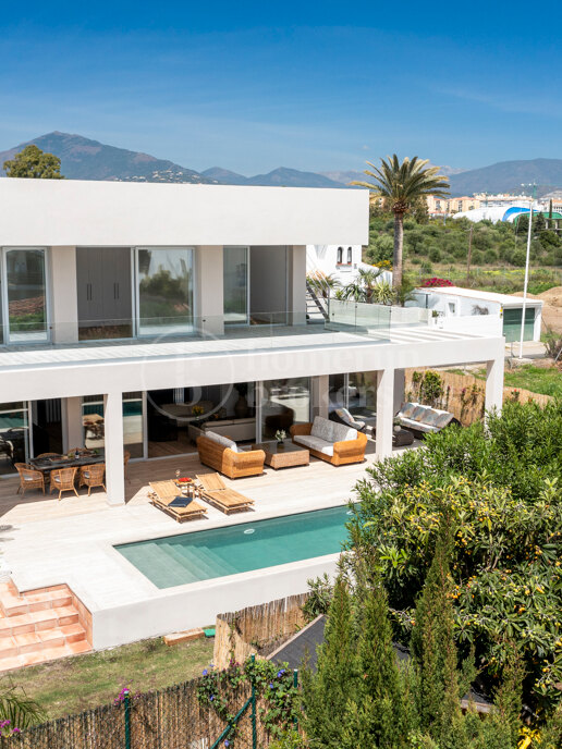 Villa Lipto - Modern Villa Walking distance to San Pedro Beach