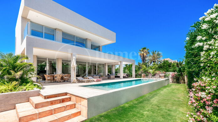 Villa Lipto - Modern Villa Walking distance to San Pedro Beach
