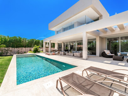 Villa Lipto - Modern Villa Walking distance to San Pedro Beach