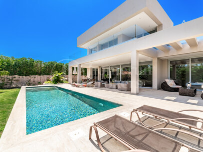 Villa Lipto - Modern Villa Walking distance to San Pedro Beach