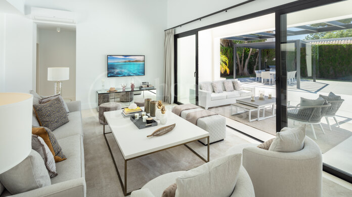 Villa Oceana - Contemporary Beachside Villa in San Pedro Beach