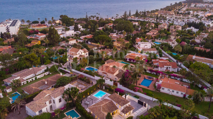 Villa Oceana - Contemporary Beachside Villa in San Pedro Beach