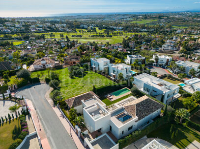 Casa Nevis - Exquisite Retreat in Marbella's Golf Valley