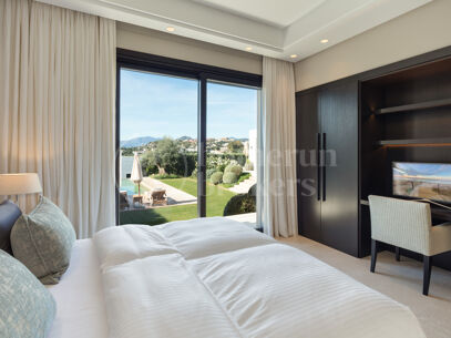 Casa Nevis - Exquisite Retreat in Marbella's Golf Valley