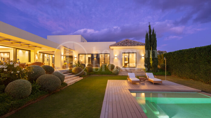 Casa Nevis - Exquisite Retreat in Marbella's Golf Valley