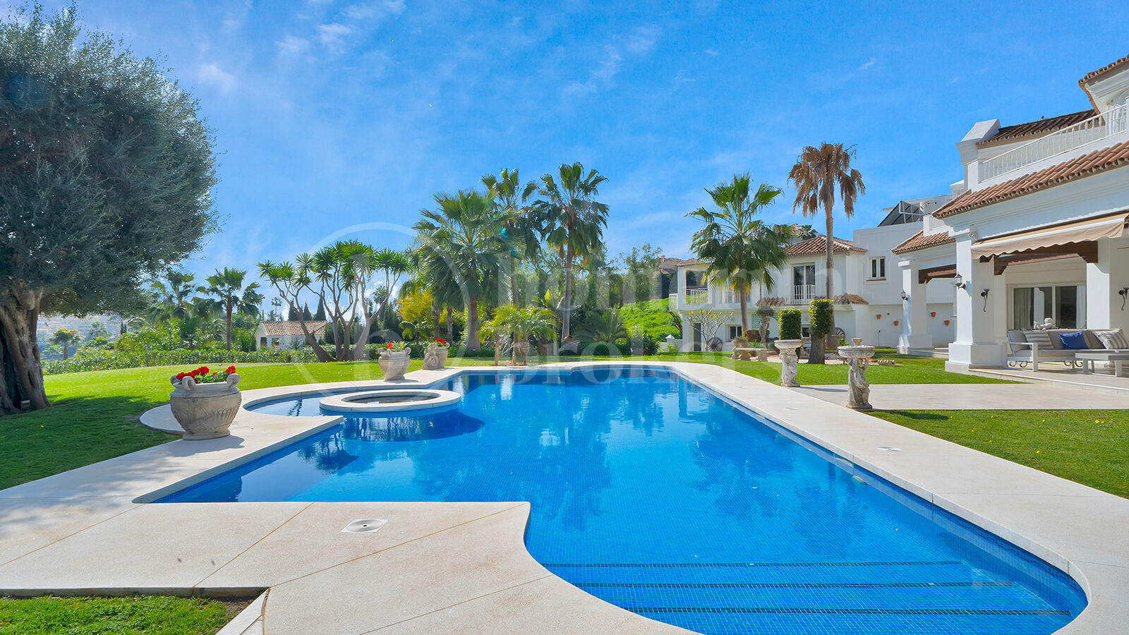 Villa Zanalita - Mansion with Panoramic Views in Nueva Andalucia