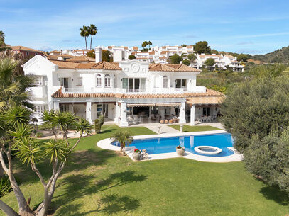 Villa Zanalita - Mansion with Panoramic Views in Nueva Andalucia