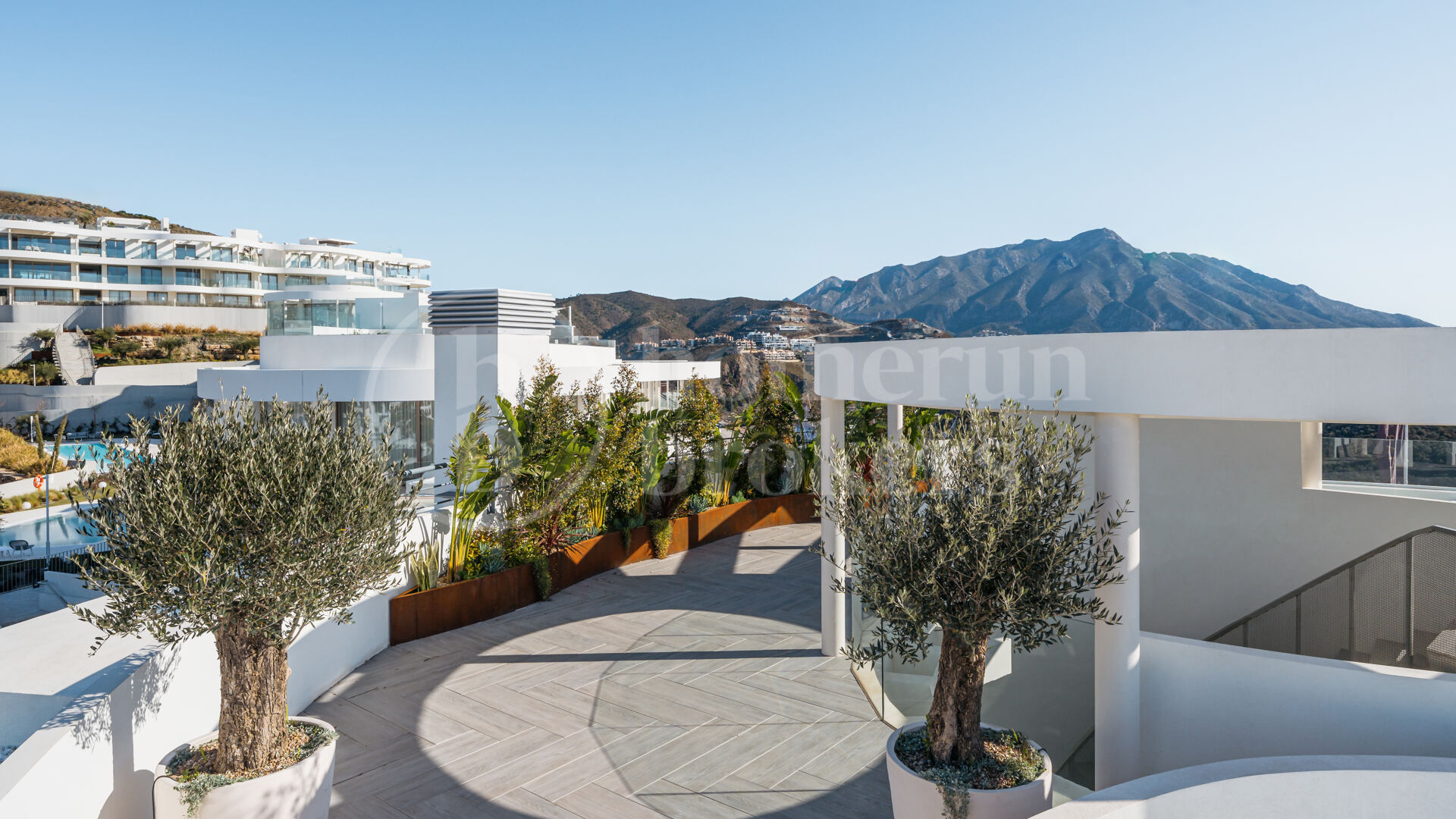 Zenith - Penthouse med Fantastisk Utsikt i The View, Benhavis