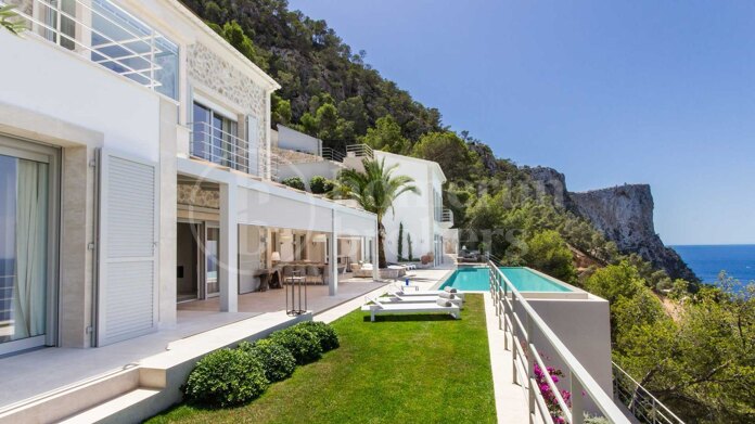Beautiful villa with stunning sea views in Cala Llamp