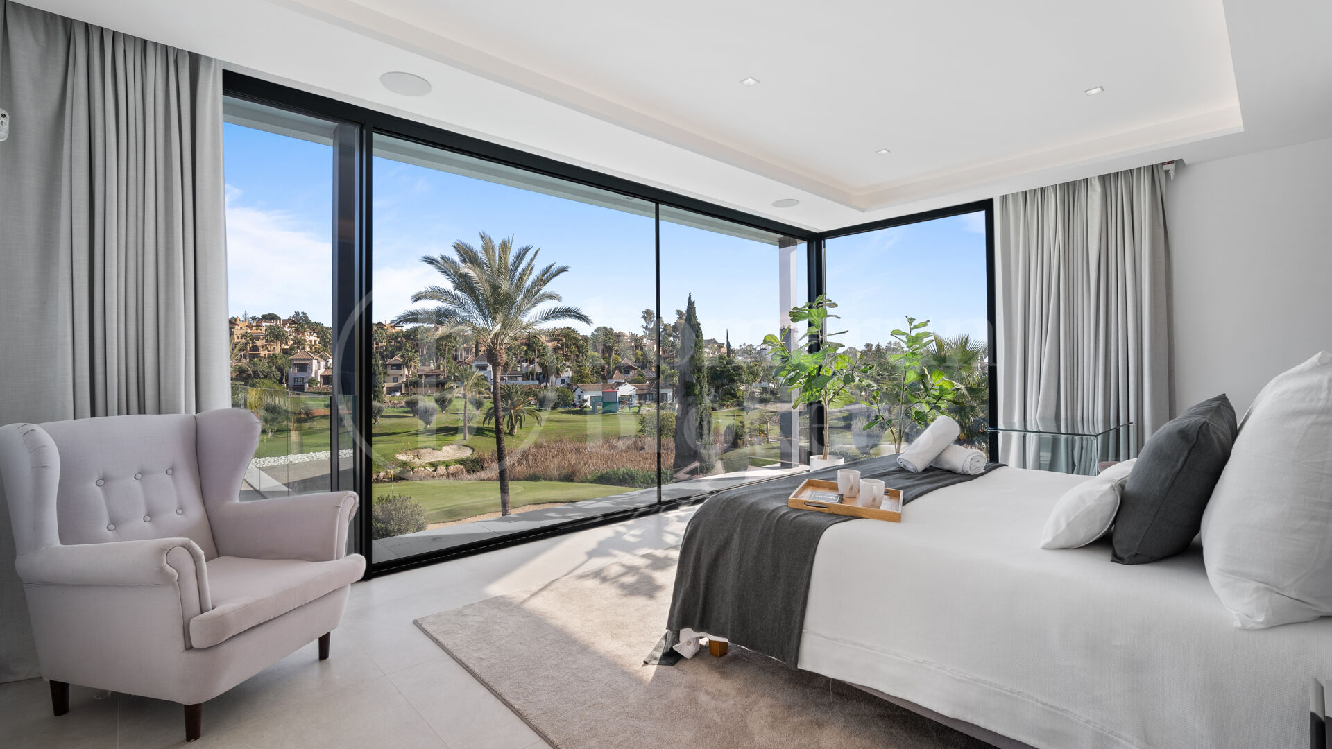 Villa Sandie - Stunning 5-Bedroom Front-Line Golf Family Villa in Paraiso