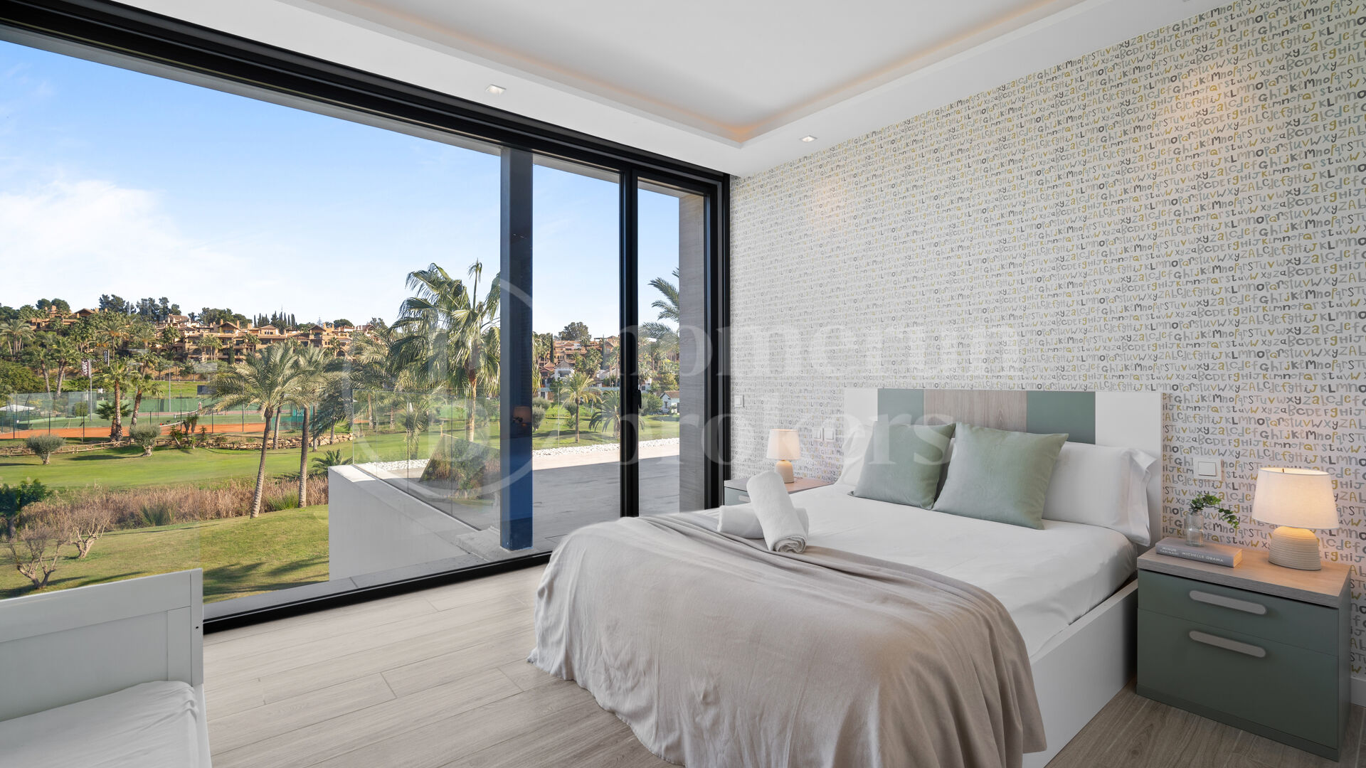 Villa Sandie - Stunning 5-Bedroom Front-Line Golf Family Villa in Paraiso