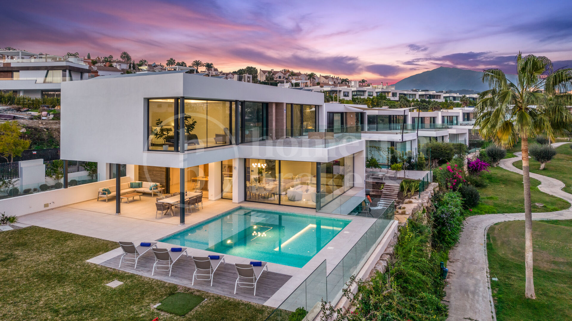Villa Sandie - Stunning 5-Bedroom Front-Line Golf Family Villa in Paraiso