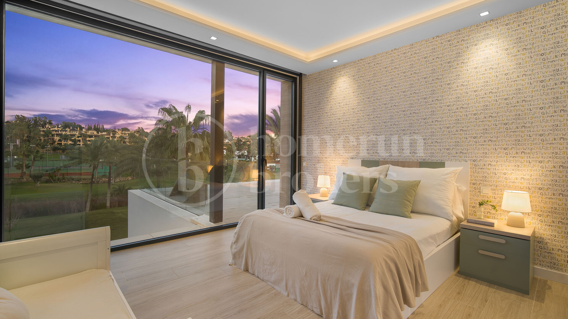 Villa Sandie - Stunning 5-Bedroom Front-Line Golf Family Villa in Paraiso