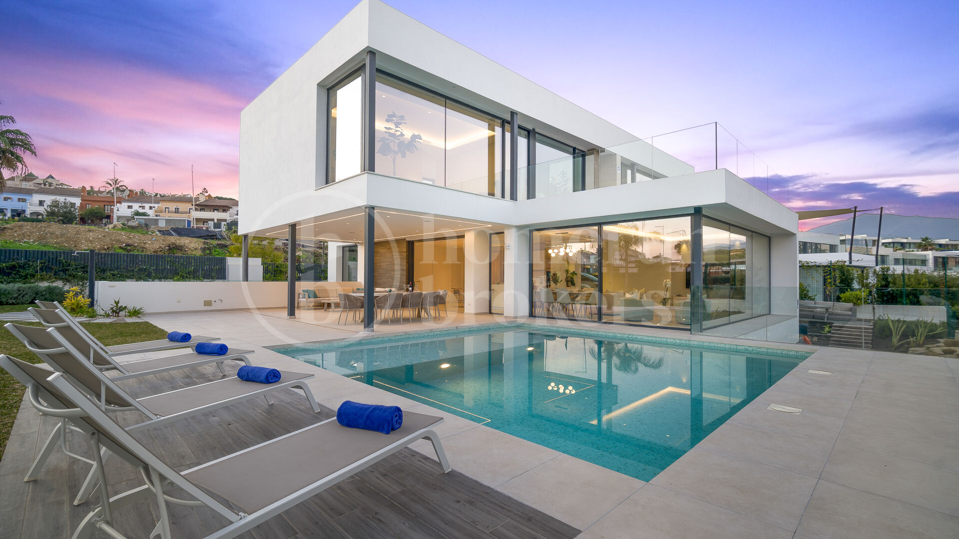 Villa Sandie - Stunning 5-Bedroom Front-Line Golf Family Villa in Paraiso