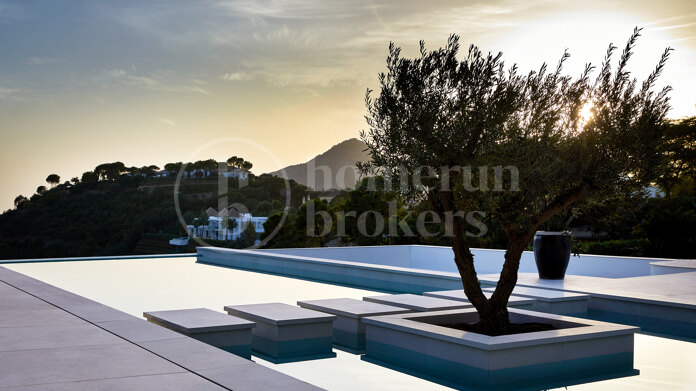 Villa Luun - Beautiful villa with stunning sea and mountain views in La Zagaleta