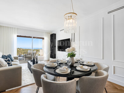 Penthouse Maison Blanc - Renovated Top Floor Apartment in Altos de La Quinta